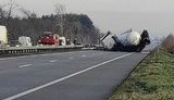 На автодороге Киев-Харьков перевернулся грузовик, движение заблокировано, - полиция. ФОТО
