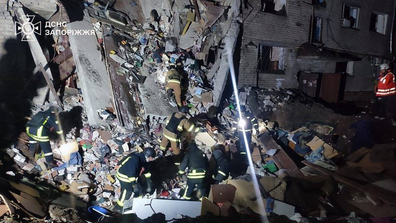 Ballistic and cruise missiles destroyed a high-rise building in Zaporizhzhia.