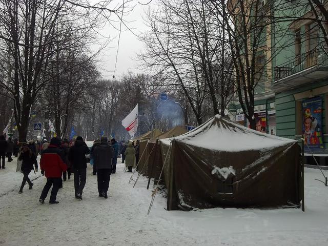 революция протесты палатки