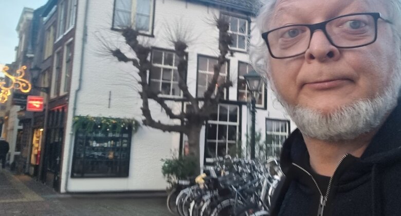 Автор Масяни Олег Куваев: Мульт о Мариубурге? Нужно было взять происходящее в Мариуполе и перенести это на мой родной Петербург. Дать людям почувствовать: это ваши дети сидят в метро, ваши родственники гибнут, ваши дома взрываются! 04