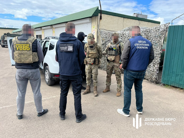 Law enforcement officer suspected of smuggling draft dodgers abroad