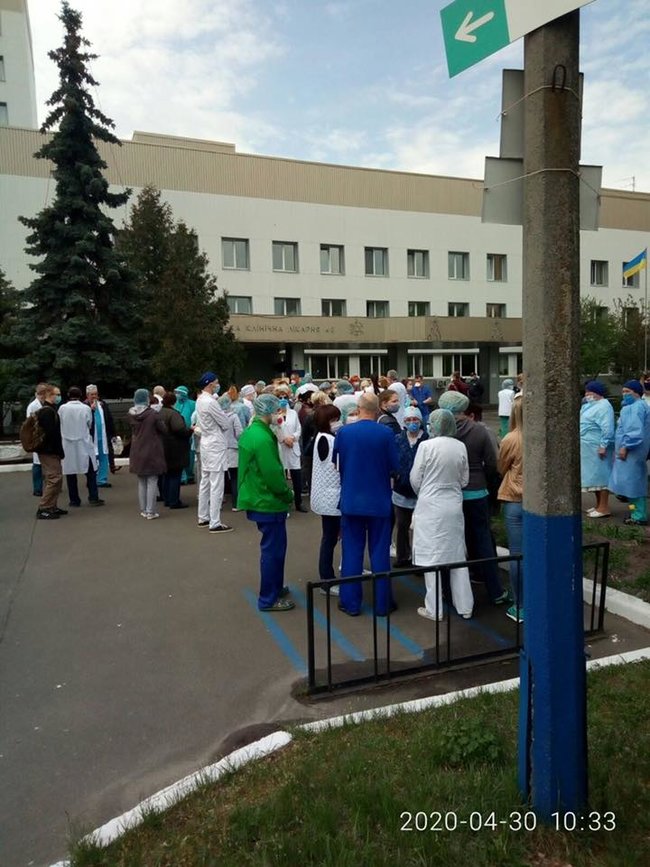 Медперсонал больницы №8 в Киеве вышел на протест: больных COVID-19 принимают, но доплаты не получают 02
