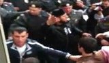 "Их гонит ОМОН. Все орут. Жутко. Даже смотреть из окна" - полиция и мусульмане подрались возле главной мечети Москвы. + ВИДЕО