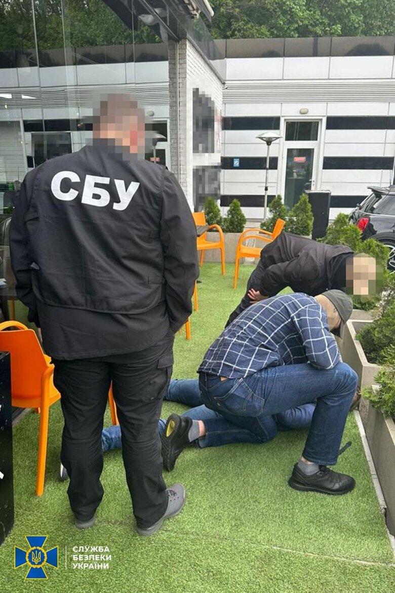 Громадянина РФ, який продавав фіктивні документи для виїзду ухилянтів за кордон, затримали у Києві, - СБУ 01