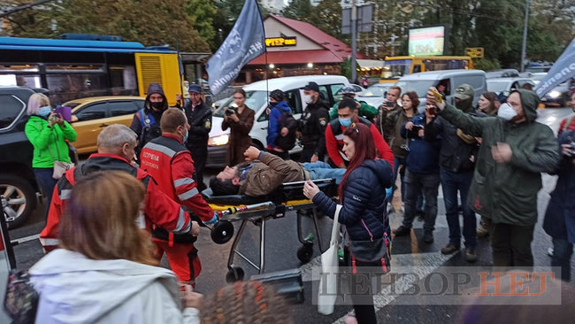 Учасники акції на підтримку Антоненка намагалися перешкодити виїхати машині із заарештованим з подвір’я суду 28 Учасники акції на підтримку Антоненка намагалися перешкодити виїхати машині із заарештованим з подвір’я суду 28