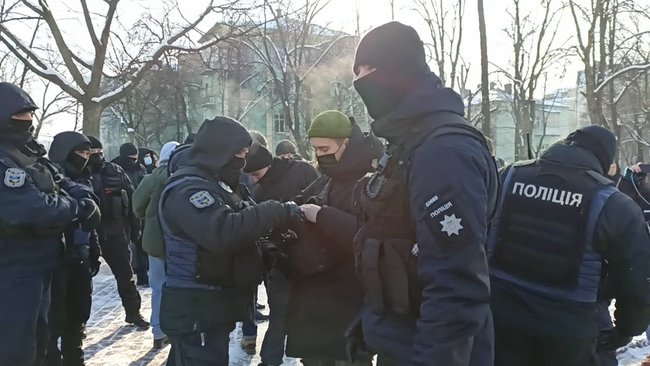 Чемодан, вокзал, Камбоджа: в Киеве попытались провести акцию в память о жертвах леворадикального насилия 16