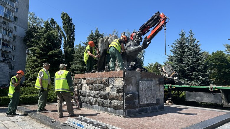 У Кременчуці демонтували пам'ятник матросам радянської флотилії