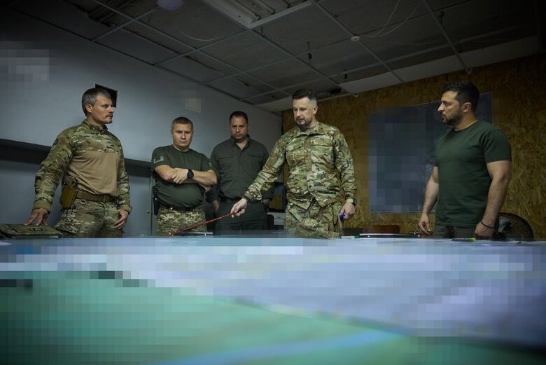 Зеленський відвідав бригади, які ведуть наступальні дії в межах ОТУ Соледар 04