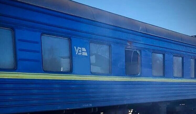 Россияне ударными дронами обстреляли пассажирский поезд в Семеновке Черниговской области. Обошлось без жертв. ФОТО