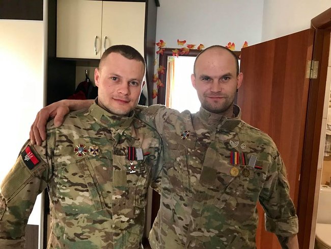 Махай, доцю, татові. Прощайся з ним, - у Ходорові добровольця Романа Федоришина, друга Федю, люди проводжали в останню путь, стоячи на колінах 03