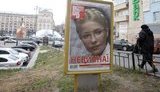 В центре Киева убрали плакаты с Тимошенко. Команду дал Янукович? ФОТОрепортаж