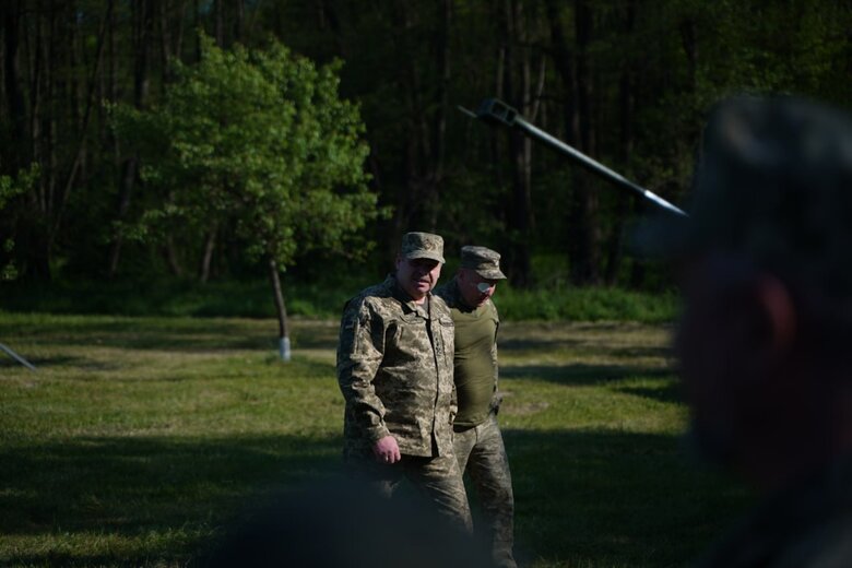 Бойовий командир Едуард Пісоцький: Мої підлеглі на 98 відсотків ніколи не тримали в руках зброї. Вдягнені були у те, хто в чому прийшов – в джинси, спортивні костюми, кеди, кросівки 07