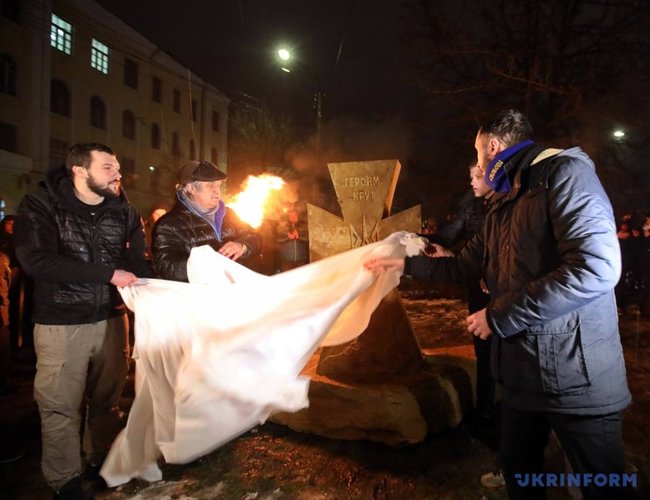 Памятник Героям Крут у Києві встановили у місці, звідки 100 років тому студенти і гімназисти вирушали на бій 05 Памятник Героям Крут у Києві встановили у місці, звідки 100 років тому студенти і гімназисти вирушали на бій 05