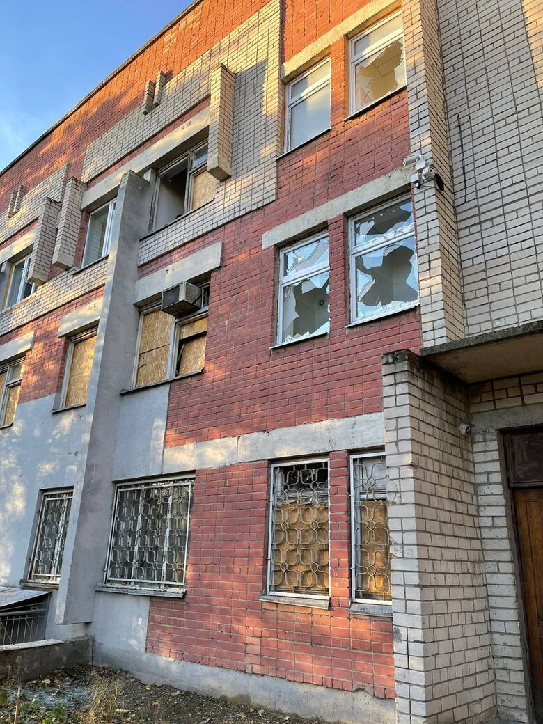 Під час обстрілу росіянами центру Херсону пошкоджено медзаклад 02