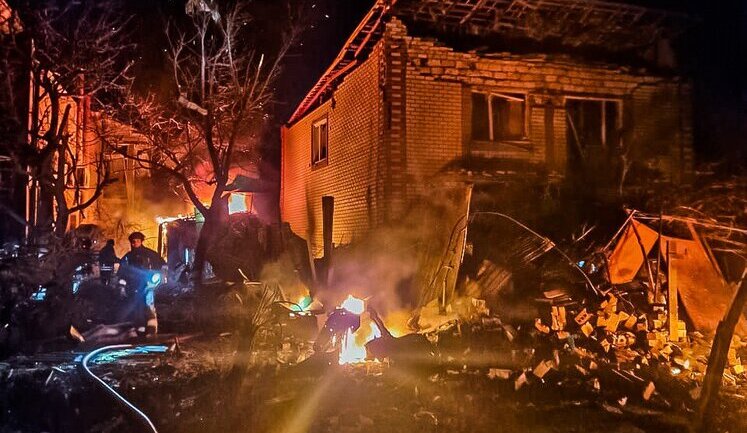Вечером оккупанты ударили по жилым кварталам Херсона, один человек погиб, еще трое получили ранения