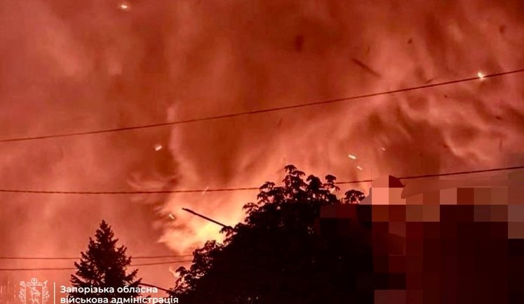 Россия атаковала Запорожье: на частном предприятии вспыхнул пожар. ФОТО