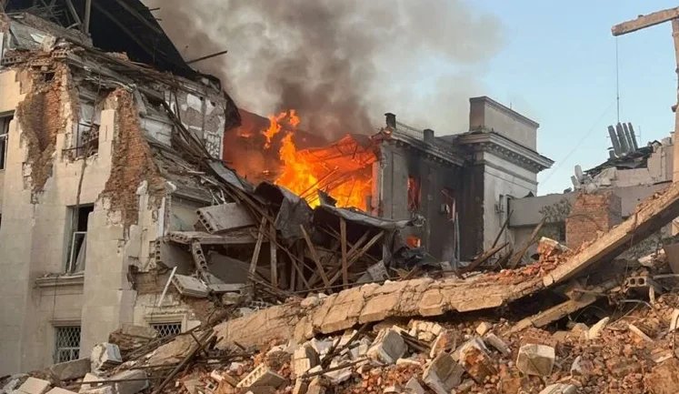 Росіяни знову обстріляли зруйновану будівлю Херсонської ОВА: пожежу гасили всю ніч. ФОТОрепортаж