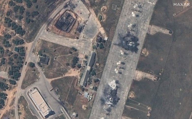 Супутникові фото наслідків удару по аеродрому Бельбек