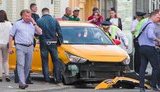Таксі давить людей на тротуарі в Москві. ВIДЕО