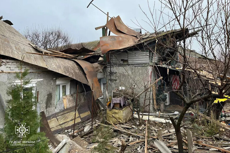 Окупанти вдарили по Нікополю: з-під завалів врятували жінку 02