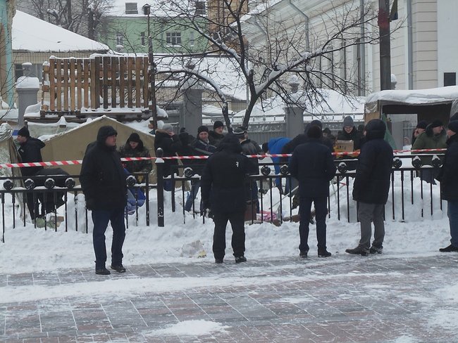 На улице Грушевского начали демонтаж палаточного городка 05