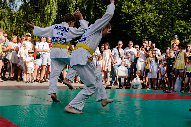 В День батька у Луцьку відбувся благодійний фестиваль ТАТО Fest: Для дітей загиблих у боях проти окупантів захисників зібрали понад 325 тис. грн 02