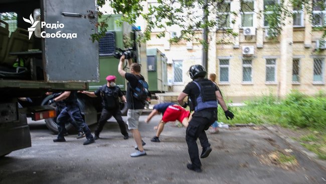 На акції в підтримку Стерненка поліція побила активіста ногами 01