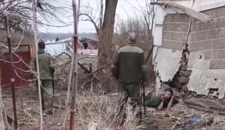 Російські військові розстріляли свого поплічника, підозрюючи його у вибуху на власних позиціях. ВIДЕО
