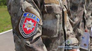 На Киевщине 10 неизвестных на трех машинах приехали и напали на полицейских, составлявших админпротокол за пьяное вождение, - источник