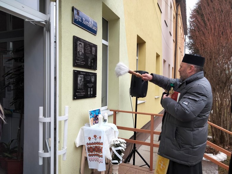 Меморіальну дошку воїну 10-ї ОГШБр Олексію Мамчію, що загинув навесні у зоні ООС, відкрили у Чернівцях 03