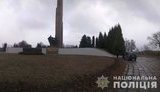 Невідомі спиляли бронзові елементи з монумента Вічної Слави в Рівному, - Нацполіція. ФОТОрепортаж