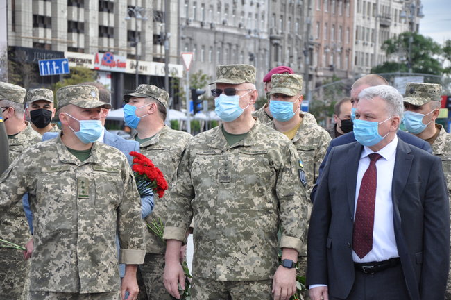 С погибшим Героем Украины Тарасом Матвиивым простились на Майдане Незалежности в Киеве 39