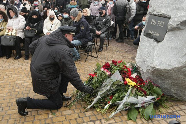 Память погибших при крушении рейса МАУ в Иране чтят в Киеве 01