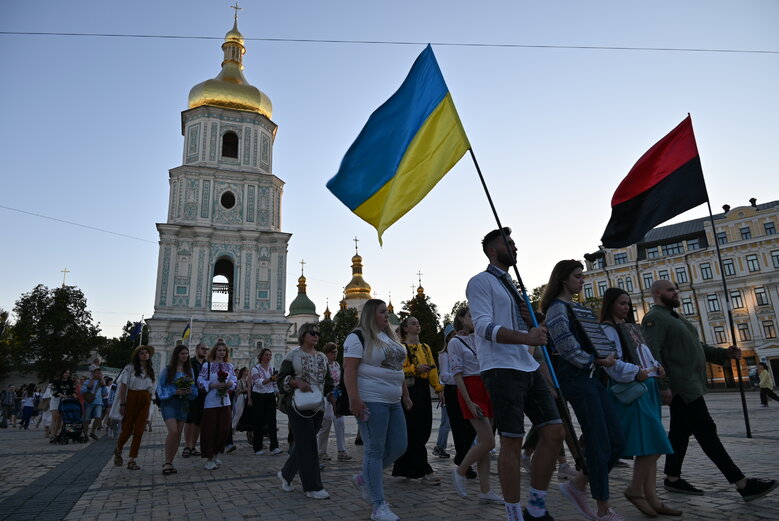 У Києві вшанували пам’ять Андрія Бабінського - воїна 80-ої ОДШБр та засновника Мегамаршу у вишиванках 16