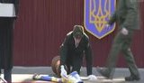 Боєць почесної варти впав під час промови Порошенка та впустив президентський штандарт. ВIДЕО