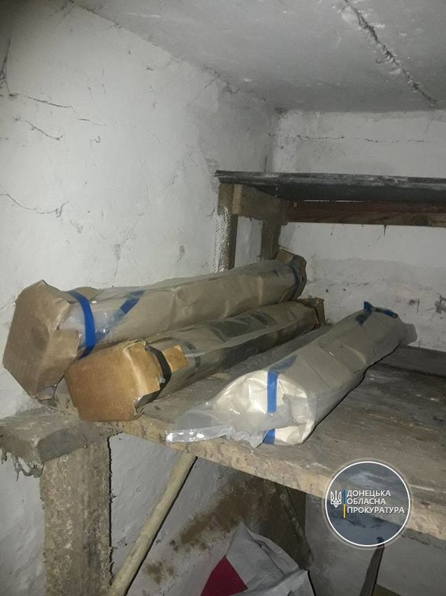 В Торецке обнаружен схрон с гранатометами и боеприпасами, - прокуратура 02