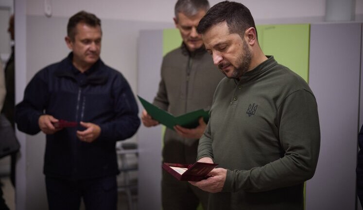 Zelenskyy visited wounded soldiers in Uzhhorod and awarded them state awards. PHOTO