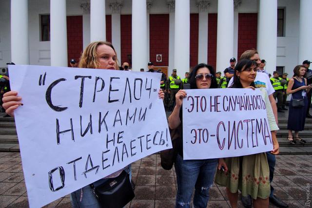 Трагедия в лагере Виктория: под зданием Одесской мэрии произошла серия потасовок, задержаны несколько активистов 03