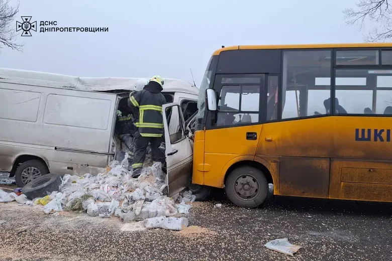Fatal accident near Saksagani: seven passengers on a school bus were injured