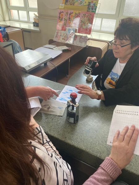 Натовп охочих купити нову марку з кораблем увірвався до Укрпошти в Дніпрі 05