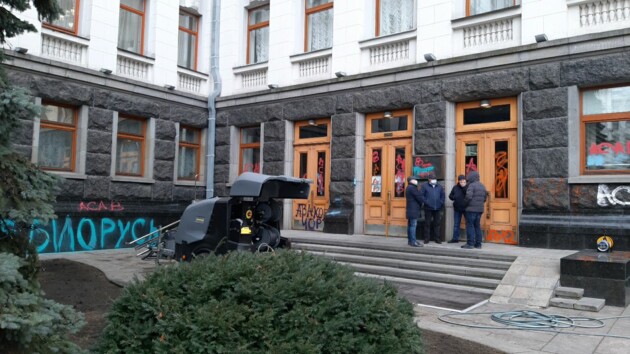 Із будівлі ОП змивають написи 04