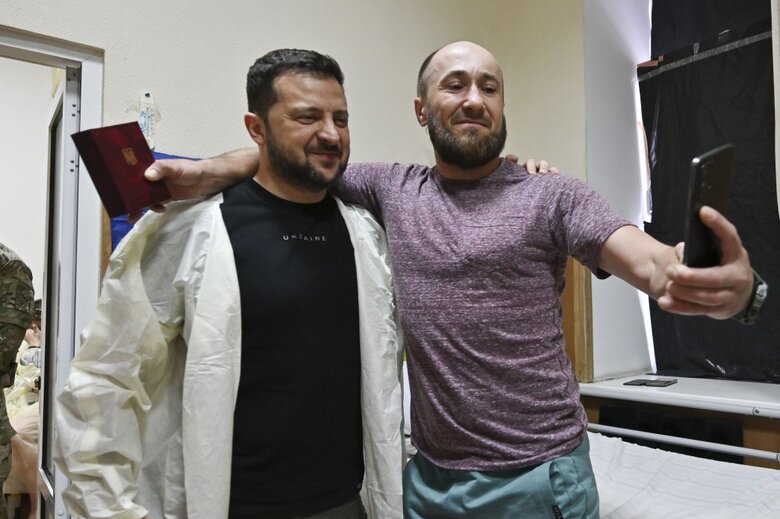 Zelenskyy visits wounded soldiers in Odesa and gives awards 07
