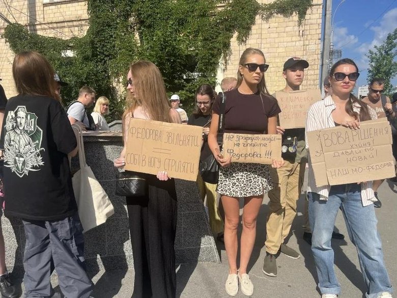 Харків'яни вийшли на мітинг на підтримку ексміністра оборони