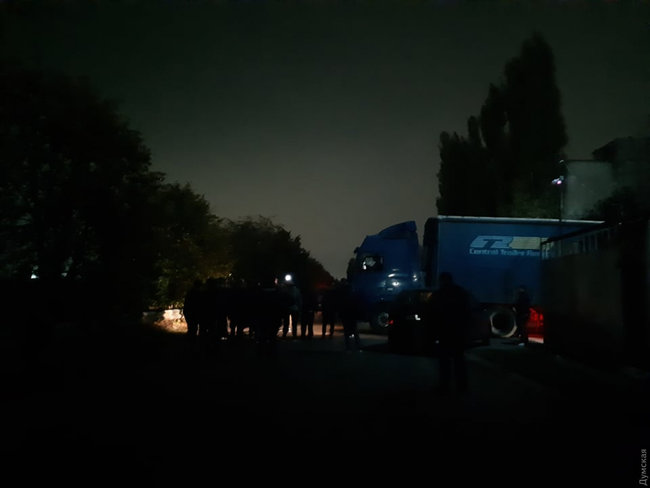 Попытка самосожжения и блокада спецназа: на 7-м километре под Одессой произошли столкновения между турками и сотрудниками СБУ 11