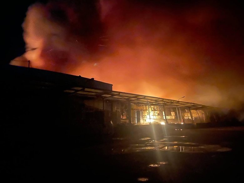 У Павлограді дрони влучили у склад: виникла пожежа