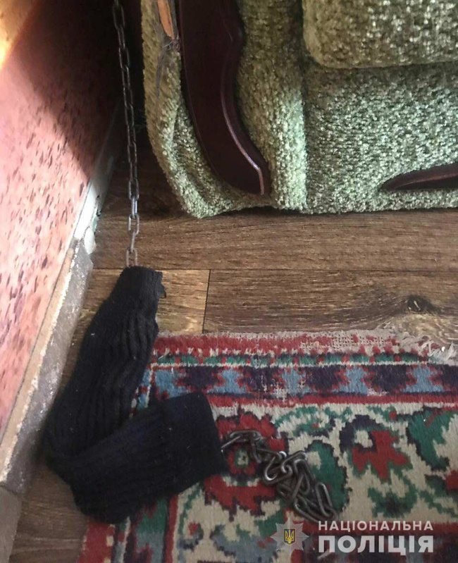 Опікунка тримала на ланцюгу 8-річного хлопчика в Дніпрі, - Нацполіція 02