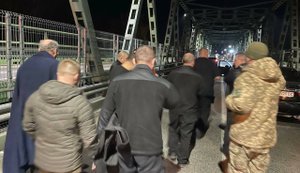 Сімох інкасаторів "Ощадбанку", затриманих в Угорщині, повернули в Україну,- Сибіга. ВІДЕО+ФОТОрепортаж