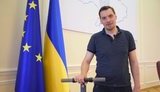Гончарук на самокаті пообіцяв школярам всі умови для навчання: Хтось із вас незабаром теж стане прем