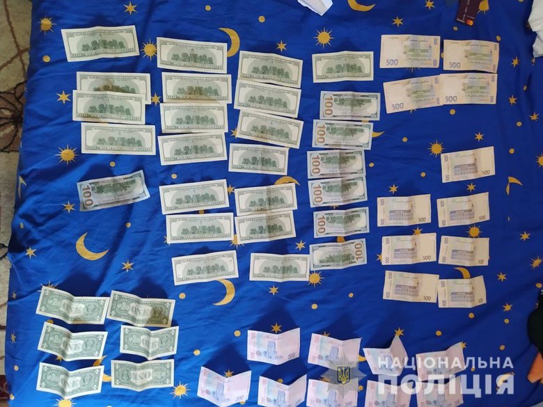 Підкладали наркотики в посилку і вимагали гроші: в Києві затримали банду, що складається з таксистів і псевдополіцейських 06