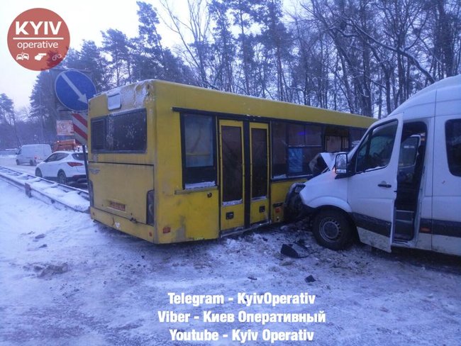 На трассе Киев-Чоп столкнулись автобус и маршрутка, трое пострадавших госпитализированы, - Нацполиция 03